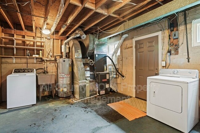 Building Photo - 6428 Earlham Dr