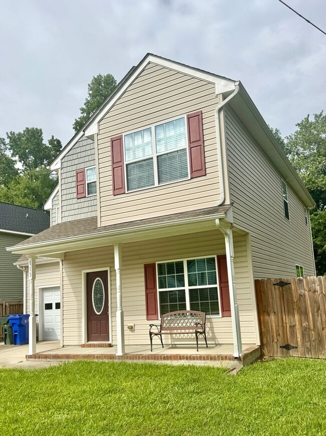 Building Photo - Welcome Home to Comfort and Convenience!