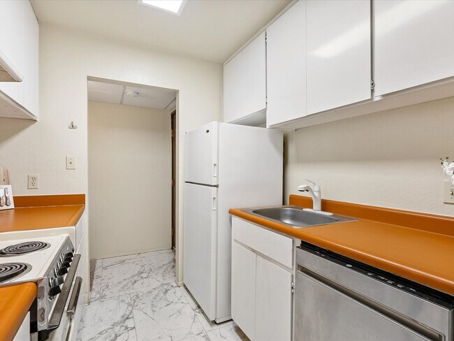 Building Photo - 2955 Lakeside Dr