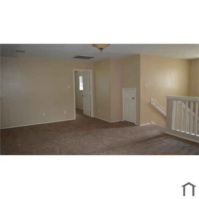 Building Photo - 815 Hillock Bluff Cir
