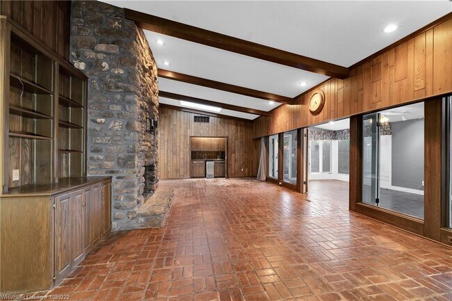 Building Photo - 2411 S 46th St