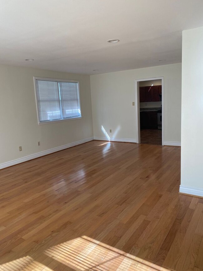Building Photo - Townhome in Lake View