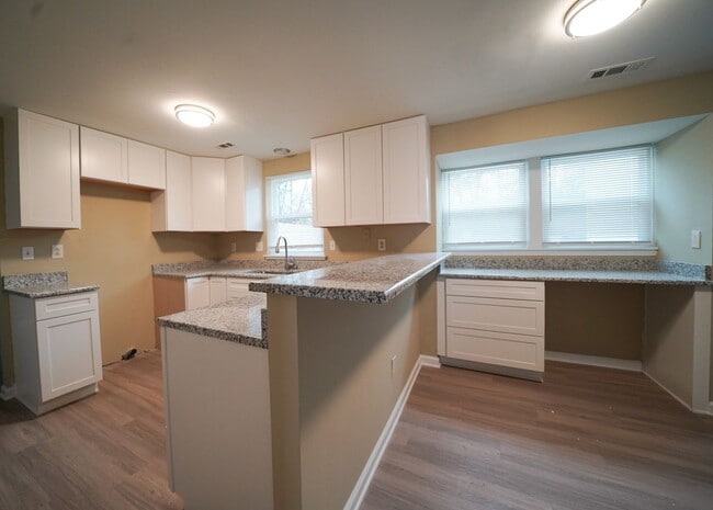 Building Photo - Recently Remodelded 2 story 4 bed, 2 1/2 bath 2 car garage fenced yard