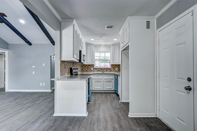 Building Photo - 2323 Tinechester Dr