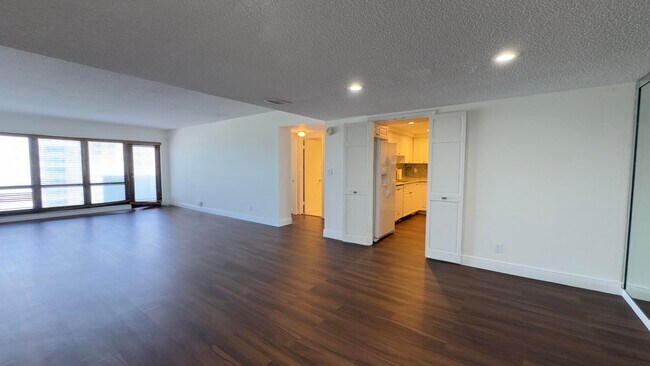 Building Photo - 5100 N Ocean Blvd
