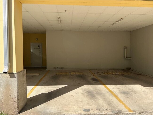 Building Photo - 2401 E 6th St