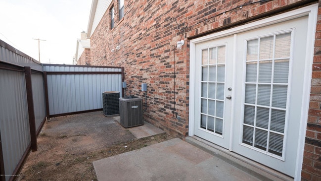 small outdoor area - 2003 Hardy St