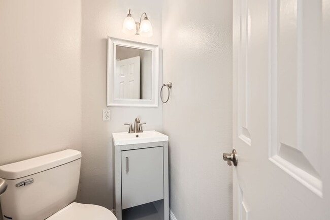 Building Photo - Beautiful and Nicely Remodeled Henderson Townhome!