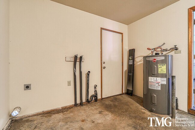 Building Photo - 2 Bedroom Duplex W/ attached garage in Was...
