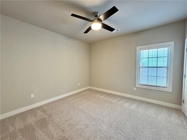 Building Photo - 811 NE Hts Ln