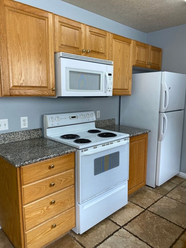 Building Photo - 2 Bed 1 Bath Brentwood Condo