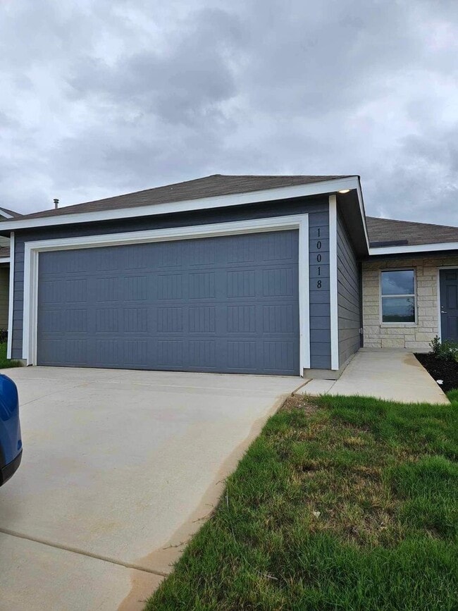 Building Photo - Welcome to Your Home in the Desirable Vida Subdivision!