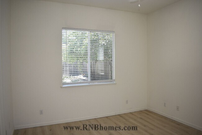 Building Photo - 18 Diggins Dr