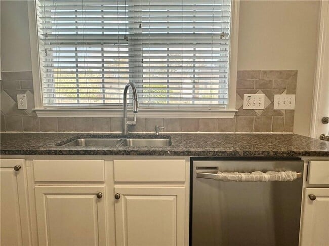 Building Photo - 697 Oracle Dr NE