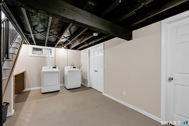 Building Photo - 443 Savage Hill Rd