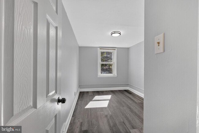 Building Photo - 331 W 21st St