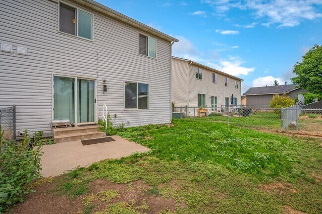 Building Photo - 3 bed 2 bath duplex with sprinkler system