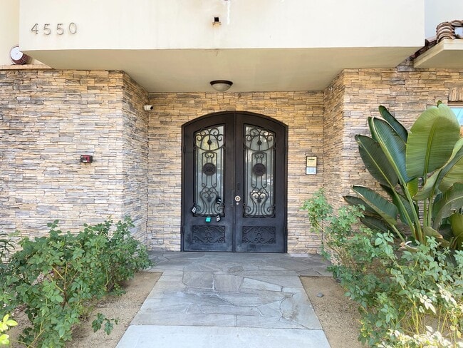 Building Photo - Studio City living at a great price. 3bd/2ba condo, dual parking, water/trash included!