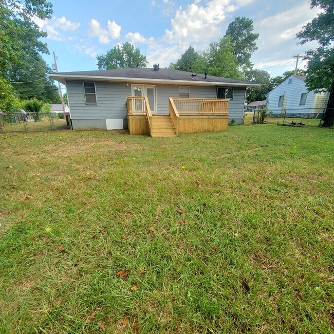 Building Photo - 702 Wildwood Ave