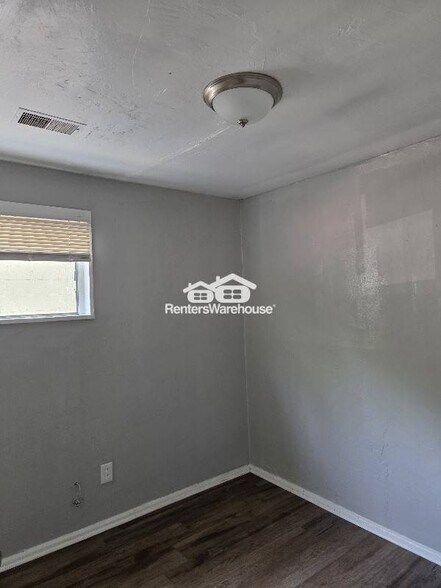 Building Photo - 10321 Earl Dr