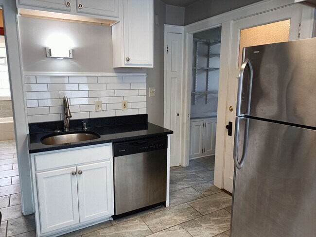 Primary Photo - 2254 N 67th St