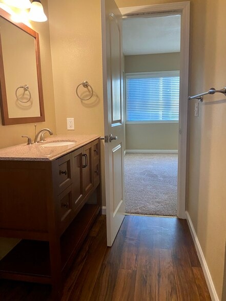 Building Photo - 915 N Los Robles Ave