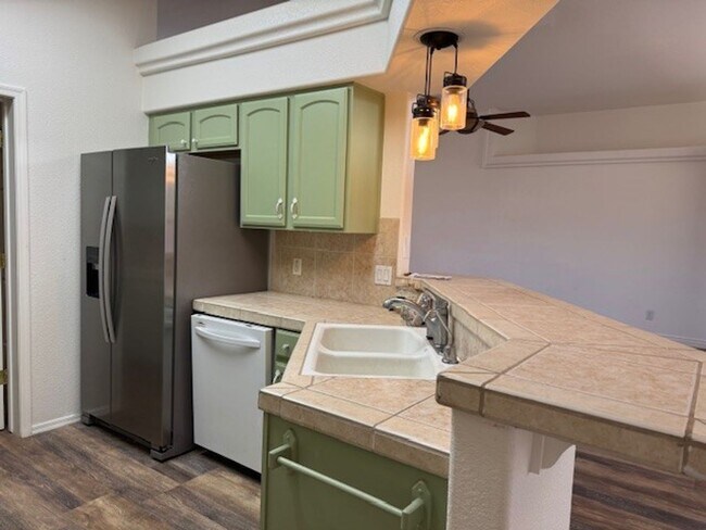 Building Photo - 3BR with SOLAR-NO Electric Bills! RV Gate & Parking, Bullhead Parkway