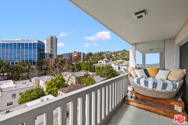Building Photo - 999 N Doheny Dr