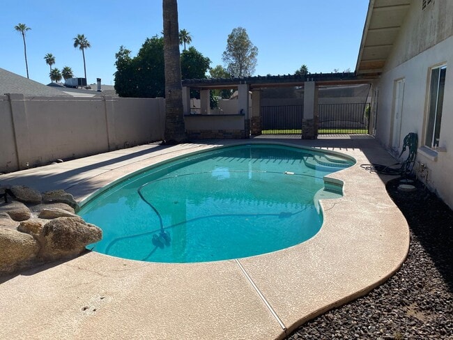 Building Photo - Pool & Built In BBQ
