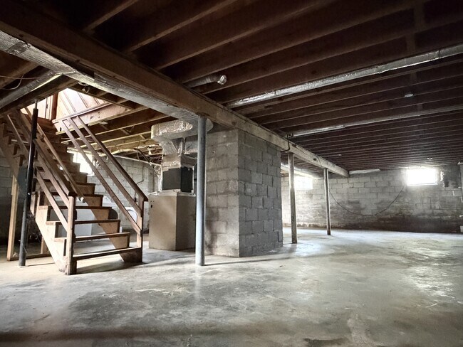 Building Photo - 1205 Louisville Rd