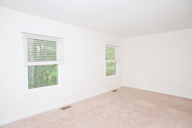 Building Photo - Coming Soon! 2 bed 2 1/2 bath townhouse in...