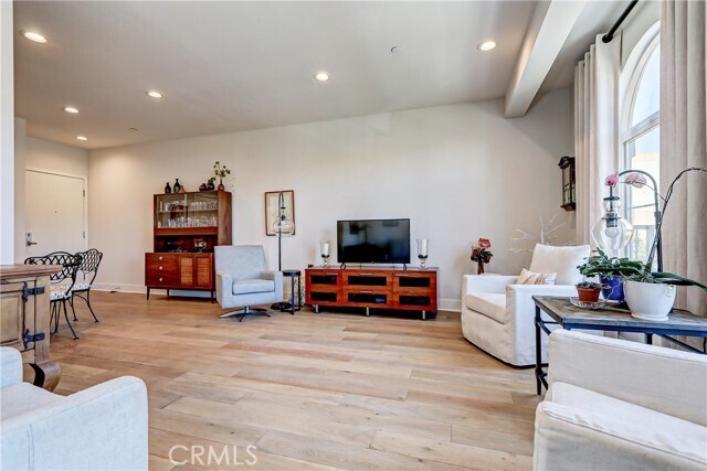 Building Photo - 627 Deep Valley Dr