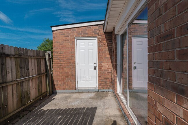 Building Photo - $950 - Updated 2 Bed/1 Bath Duplex With Stainless Steel Appliances!