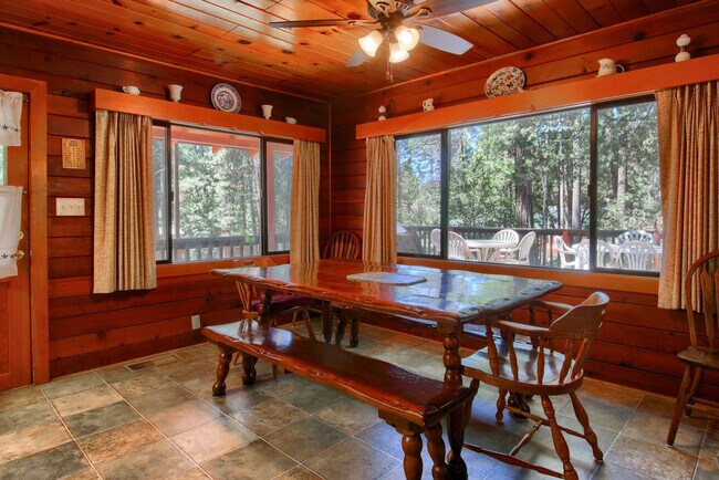 Building Photo - 2582 Deer Ln