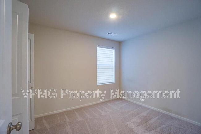 Building Photo - 2620 NE 117th Pl