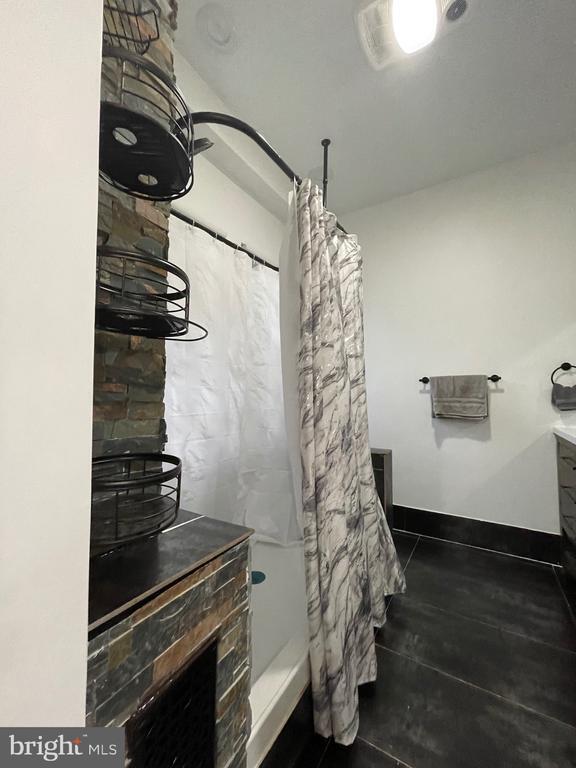 Building Photo - 420 Woodford St