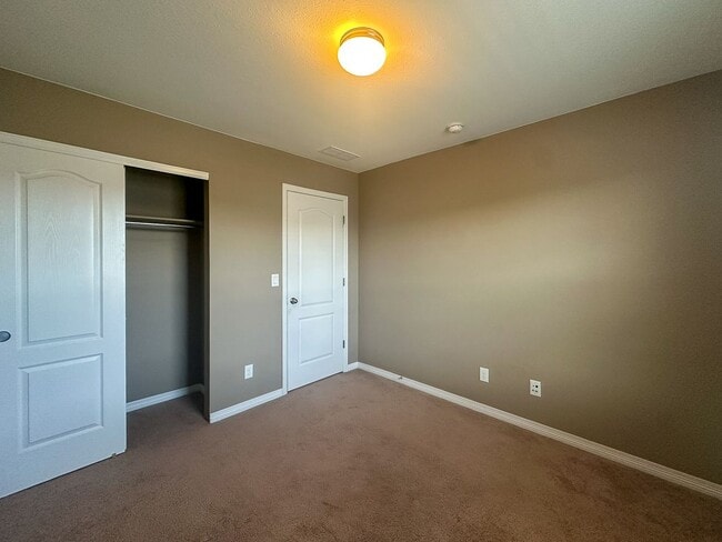 Building Photo - 4bd house in a heart of Dove Village!