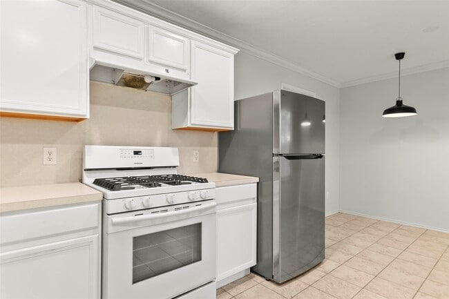 Building Photo - 6 Thicket Grove Pl