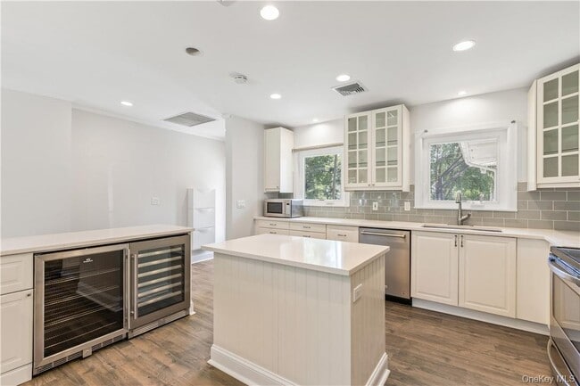 Building Photo - 17 Soundview Ave