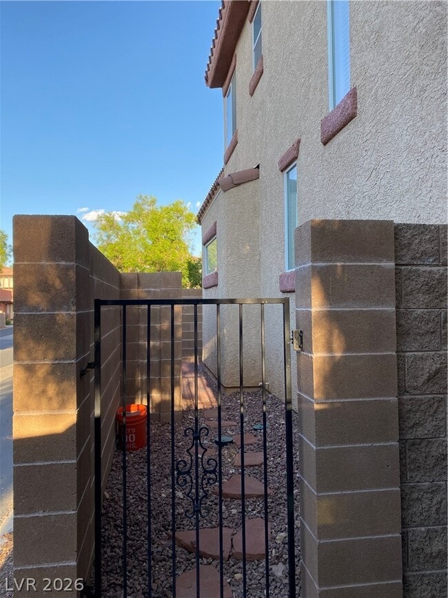 Building Photo - 10555 Lessona St