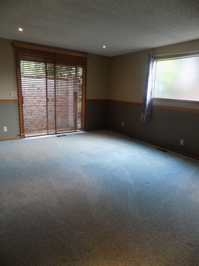 Building Photo - Beautiful Three Bedroom Home With Additional Space