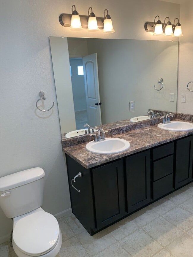 Building Photo - Gorgeous 2 Bedroom + Den, 2 Bathroom Home in Thompson River Ranch!