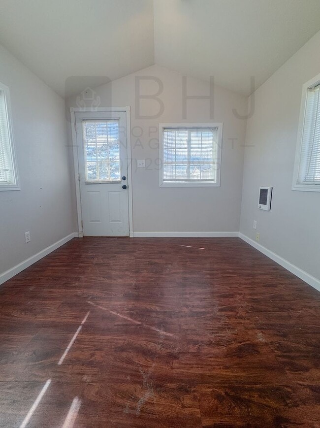 Building Photo - 4 BEDROOM / 2 BATH HOME IN SCSD1!