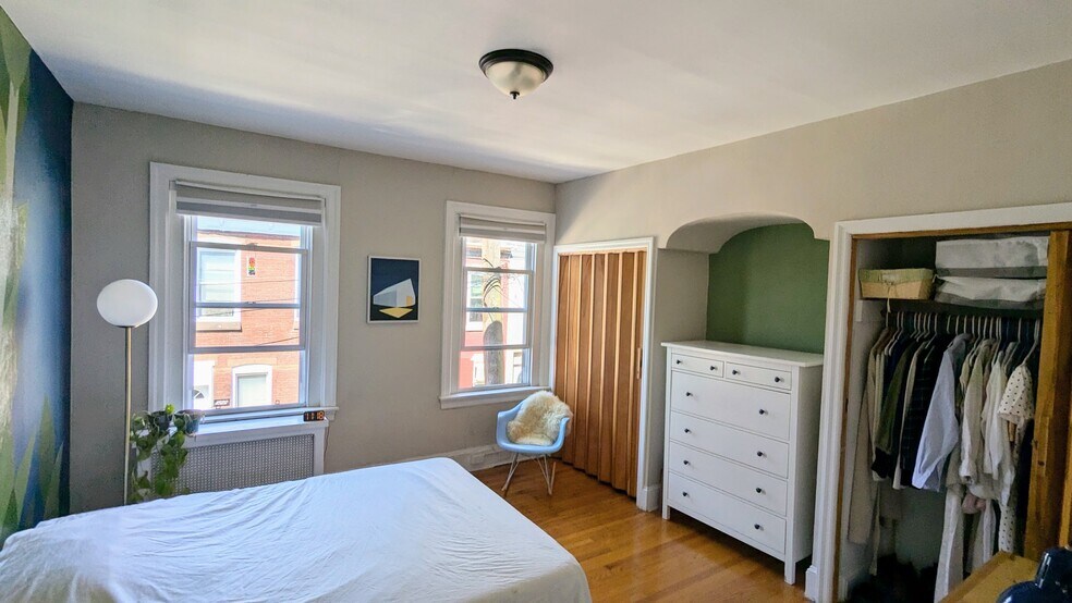 Front Bedroom - 1523 S Mole St