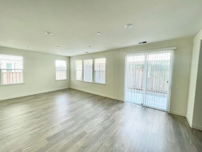 Building Photo - Beautiful 4 Bed 3 Bath Home in W Section Rohnert Park- $3,800 per month!