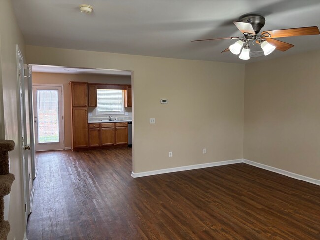 Building Photo - 2 BEDROOM 2 1/2 BATH TOWN HOME