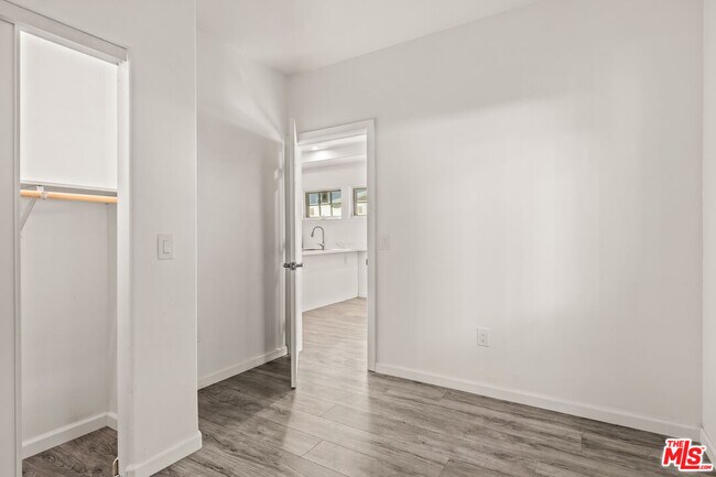 Building Photo - 929 W 23rd St