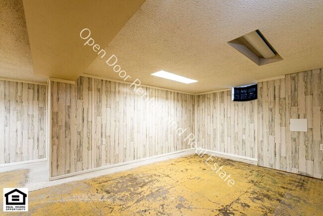 Building Photo - 112 W 2nd St