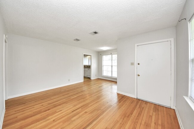 Building Photo - 1324 Bennett Dr