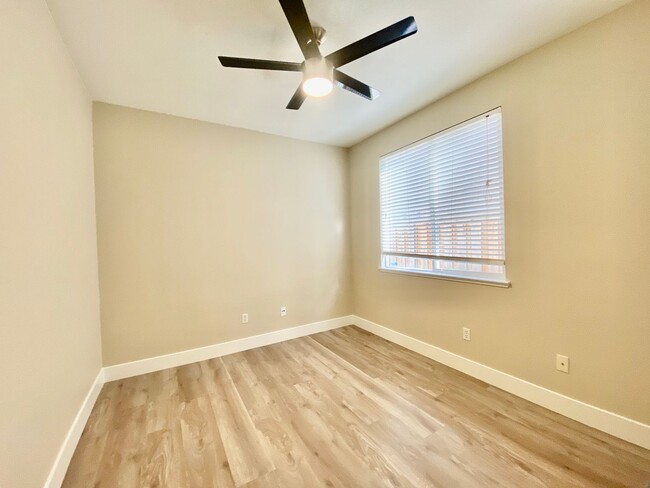 Building Photo - NEWLY RENOVATED, VERY CLEAN 5 BED, 3 BATH,...